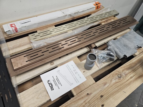 Douchegoot 90 x 7 cm compleet geborsteld koper